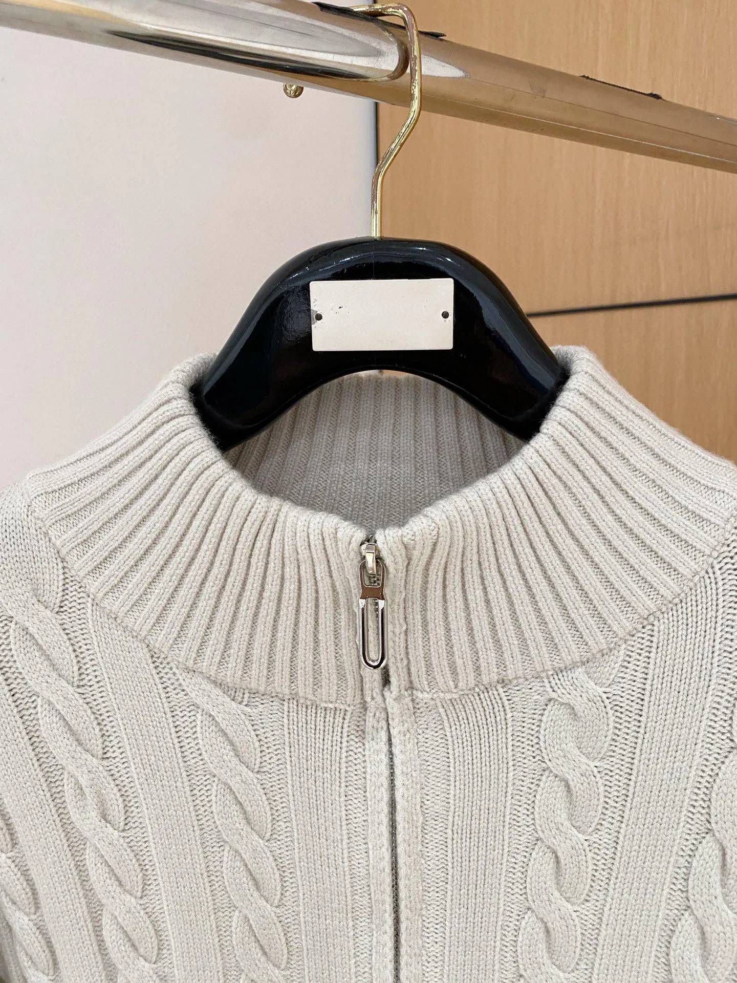 🅿️420 【POLO Paul】Autumn and winter classic round neck pullover sweater, in full condition! ! ! Wool blended fabric, the latest model in 2025, golden ratio! ! Slim-fitting soft gold, versatile and practical item, the combination and practicality are extremely powerful, simple and elegant, and classy! To create your own style, it is highly recommended to buy it in two colors. The standard slim fit tailoring process is suitable for both young and old men. It is knitted from wool and will not cause any discomfort! While keeping warm, it is stylish, textured and wearable, and the classic logo with contrasting colors on the chest feels in place! ! Recommended for regular customers! ! Size M-3XL (maximum wear: 190 pounds)